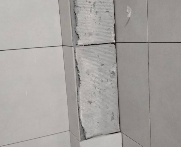 灵丘瓷砖空鼓维修公司分享下瓷砖施工前基层浇水润湿程度不足，可能导致以下问题